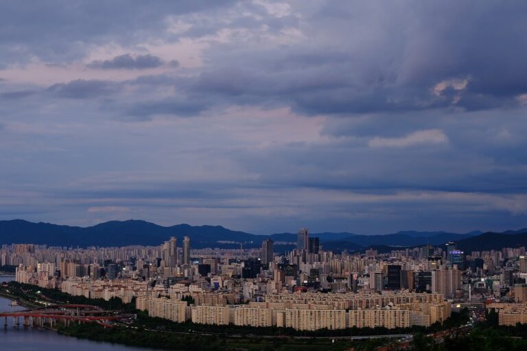 상속인이 미국시민권자인데 직접 와서 상속포기를 하려하는데 미국현지에서 준비해와야 하는 서류가 있나요?